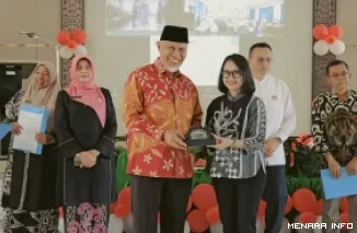 Gubernur Sumbar, Mahyeldi saat penandatanganan MoU Pengampuan Pelayanan Mata antara Pemprov Sumbar dan Rumah Sakit Mata Cicendo Bandung serta Perjanjian Kerja Sama dengan 24 rumah sakit jejaring pengampu layanan mata di Bukittinggi, Jumat. (humas)