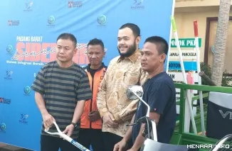 Anggota Komisi I DPRD Padang Iswanto Kwara Disaksikan Wali Kota Padang Fadly Amran Menyerahkan Peralatan Kebersihan Saat Peluncuran Inovasi SIBERSIH, Sabtu (1/8/2026)
