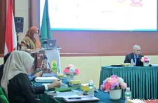 Arymbi Pujiastuty saat mempertahankan disertasinya dalam Sidang Terbuka Promosi Doktor Program Studi Kesehatan Masyarakat Fakultas Kedokteran Universitas Andalas (Unand), Senin. (humas)