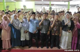 Wakil Ketua DPRD Sumbar, Evi Yandri Rajo Budiman saat mengisi reses masa sidang tahun 2026 di SMA Negeri 12 Nanggalo, Padang, Jumat. (humas)