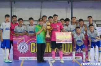 Wakil Wali Kota Padang Maigus Nasir Menyerahkan Hadiah Kepada Tim SMAN 1 Padang yang Keluar Sebagai Juara Pada Infosumbar Futsal Championship (ISFC) 2026 (*)