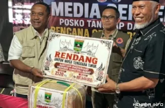 Gubernur Sumbar, Mahyeldi secara simbolis serahkan bantuan rendang pada Bupati Manggarai, Herybertus Geradus Laju Nabit di Posko Tanggap Darurat Bencana Gempa Bumi 7.7 Pemkab Manggarai, Selasa (25/8/2026). (humas)