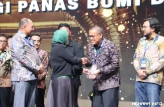 Sekdaprov Sumbar, Arry Yuswandi mewakili gubernur Sumbar menerima penghargaan dari Kementerian ESDM dalam rangkaian kegiatan The 12th IIGCE 2026 di JICC Jakarta, Kamis (20/8/2026). (humas)
