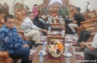 Sekdaprov Sumbar, Arry Yuswandi berdiskusi ringan dengan Tim Evaluator UNESCO bersama Tim Komite Nasional Geopark Indonesia (KNGI) di VIP Bandara Internasional Minangkabau, Kabupaten Padang Pariaman, Ahad. (humas)