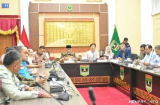 Gubernur Sumatera Barat, Mahyeldi menerima tim evaluator UNESCO Global Geopark, Prof. Jeon Yang Mun dari Korea Selatan dan Nicolas Klee dari Prancis, di Istana Gubernur Sumbar, Ahad malam. (humas)