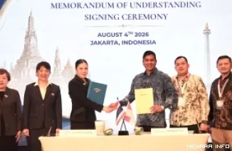Group CEO Transnusa, Datuk Bernard Francis perlihatkan nota kesepahaman bersama Tourism Authority of Thailand (TAT) disaksikan H.E. Anutin Charnvirakul, Perdana Menteri Kerajaan Thailand. (humas)