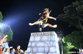 Atraksi Lompat Batu dari Suku Nias Turut Memeriahkan Padang Harmoni Festival Dalam Rangka HJK Kota Padang ke-357(*)