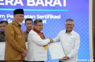Wakil Rektor IV Unand, Prof Henmaidi terima hasil akreditasi LPH Pratama dari Kepala BPJPH Ahmad Haikal Hasan di Auditorium Gubernur Sumatera Barat, Selasa (4/8/2026). (humas)