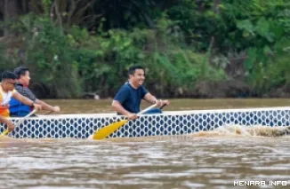 Wakil Gubernur Sumatera Barat, Vasko Ruseimy ikut mendayung sampan pada kegiatan Selaju Sampan di Jorong Pulai, Nagari Sitiung, Kabupaten Dharmasraya, Sabtu. (humas)