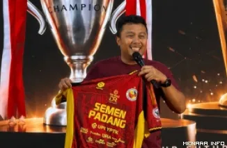 Wakil Gubernur Sumatera Barat, Vasko Ruseimy perlihatkan jersi baru Semen Padang FC saat peluncuran tim dan jersi baru Kabau Sirah di Alam Sutera, Tangerang, Selasa. (humas)