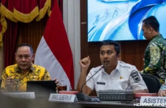 Wakil Gubernur Sumatera Barat, Vasko Ruseimy saat mengikuti Rapat Koordinasi Kepala Daerah se-Sumatera Barat sekaligus peluncuran Porprov XVI di Ruang Rapat Istana Gubernuran, Kamis. (humas)