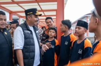 Wakil Gubernur Sumatera Barat, Vasko Ruseimy, meninjau pelaksanaan hari pertama kegiatan belajar mengajar di Sekolah Rakyat Terintegrasi (SRT) Dharmasraya, Sabtu. (humas)