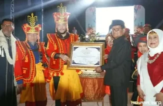 Wali Kota Padang Fadly Amran Saat Menerima Penghargaan dari FPK, Sabtu (8/8/2026)