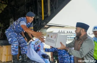 Wali Kota Padang Fadly Amran Menaikkan Paket Rendang ke Pesawat Hercules Milik TNI AU Untuk Selanjutnya Dikirim Untuk Korban Gempa NTT, Sabtu (22/8/2026)