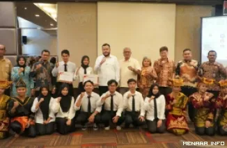 Wali Kota Padang Fadly Amran Bersama Para Peserta Program Pelatihan Kursus Privat Magang ke Jepang dan Program Padang Juara Pelatihan Bahasa Inggris untuk Kerja ke Turki, di HW Hotel, Sabtu (15/8/2026).