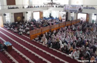 Jemaah yang terdiri dari ASN dan masyarakat Padang Panjang, ikuti kegiatan peringatan Maulid Nabi Muhammad SAW 1448 H/2026 M di Masjid Agung Manarul 'Ilmi Islamic Center, Rabu. (humas)