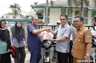 Wakil Ketua DPRD Sumatra Barat (Sumbar), Evi Yandri Rajo Budiman serahkan bantuan berupa Bettor pada 5 Keltan di Kecamatan Kuranji, Selasa. (humas)