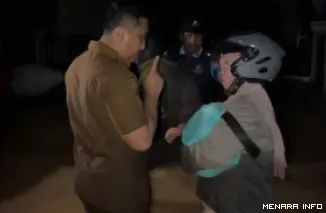 Wagub Sumatera Barat, Vasko Ruseimy turun ke lokasi banjir di Kota Padang, Senin malam. Dia mengomandoi upaya evakuasi warga yang dilakukan tim BPBD, SAR, TNI, Polri dan relawan lainnya. (humas)