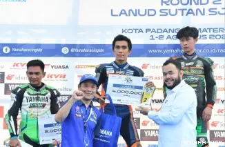 Wali Kota Padang Fadly Amran Menyerahkan Hadiah Kepada Para Pemenang Yamaha Cup Race (YCR) Seri II Tahun 2026(*)