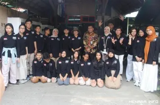 Kasi Kurikulum dan Penilaian SMP Dinas Pendidikan dan Kebudayaan Kota Padang, Junaidi, Bersama Para Siswa dari YARI School yang akan Mengikuti Program Pertukaran Pelajar ke Findlandia, Kamis (13/8/2026)
