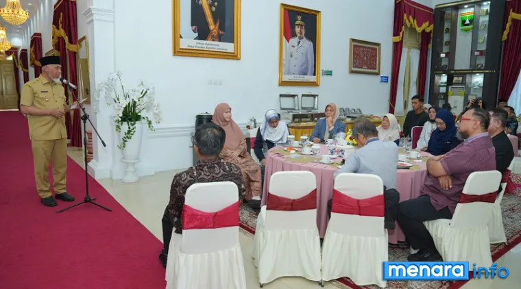 Gubernur Sumbar, Mahyeldi berikan sambut kunjungan silaturahmi tim muhibah akademisi Malaysia keturunan Minangkabau yang tergabung dalam Minang Diaspora Network Global di Istana Gubernuran, Senin. (humas)