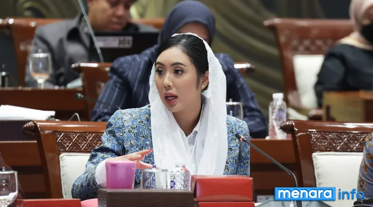 Anggota Komisi I DPR RI, Cindy Monica pada Rapat Kerja dengan Kemenkomdigi di Kompleks Parlemen Senayan, Jakarta (16/9). (humas)
