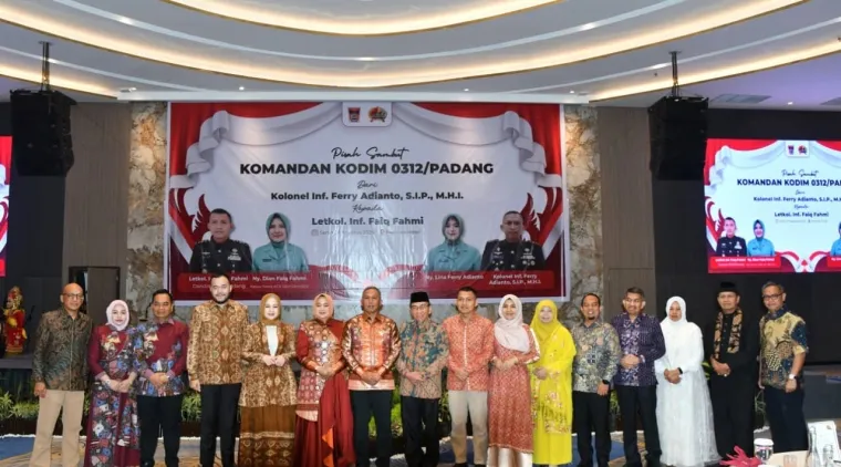 Wali Kota Padang Fadly Amran Saat Menghadiri Pisah Sambut Dandim 0312 Padang (*)