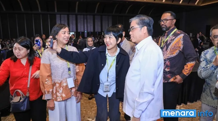 Menteri Ketenagakerjaan (Menaker), Yassierli berswafoto dengan peserta Human Capital and Beyond Summit 2026 di Nusantara International Convention Exhibition (NICE) PIK 2, Kabupaten Tangerang, Banten, Selasa (15/9/2026). (humas)