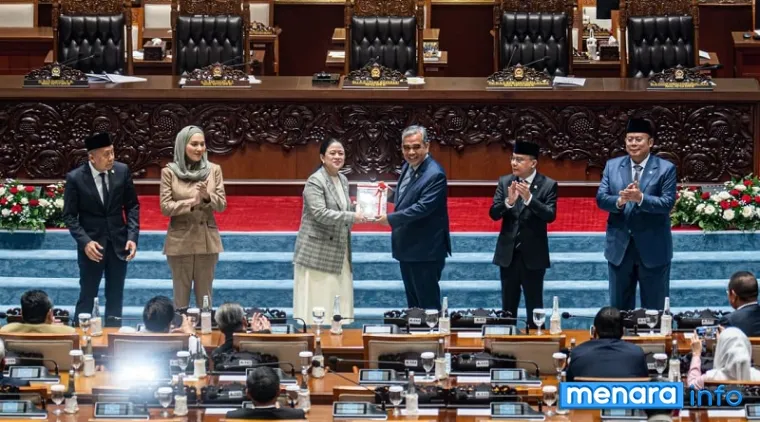 Ketua DPR RI, Puan Maharani serahkan Laporan Kinerja DPR RI Tahun Sidang 2025-2026 dan HUT ke-81 DPR RI dalam rapat paripurna, Selasa. (humas)