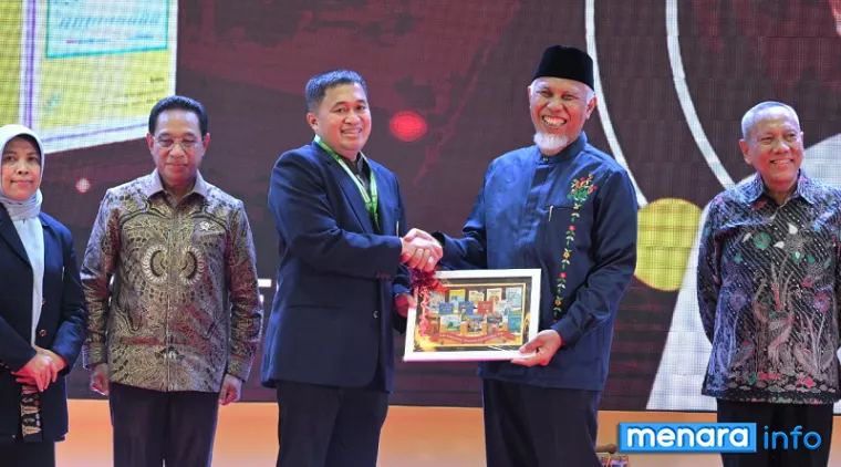 Gubernur Sumatera Barat, Mahyeldi dampingi Wamenkes RI, Benjamin Paulud Octavianus (tengah) pada penandatanganan perjanjian kerja sama dengan instansi dan mitra bidang kesehatan di RS M Djamil, Jumat. (humas)