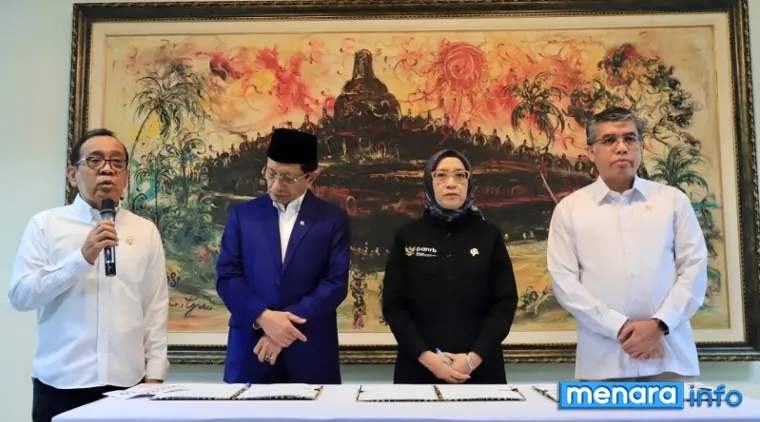 Menko PMK, Pratikno bersama Nasaruddin Umar (Menag), Yassierli (Menaker) dan Rini Widyantini (Menteri PANRB) berikan pers usai penandatangan SKB 3 Menteri penetapan hari libur nasional di Kantor Kemenko PMK, Jakarta, Selasa (15/9/2026). (humas)