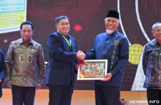 Gubernur Sumbar, Mahyeldi terima cenderamata usai membuka Konferensi Kerja (Konker) Perhimpunan Dokter Paru Indonesia (PDPI) XVIII di Padang, Jumat (18/9/2026). Konker ini dibuka Wakil Menteri Kesehatan RI, Dr Benjamin Paulus Octavianus. (humas)