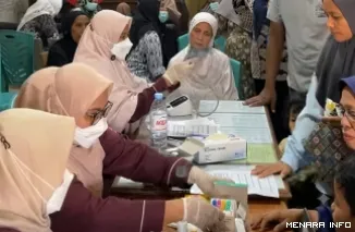 Petugas Dinas Kesehatan Kota Padang Melakukan Pemeriksaan TB (*)
