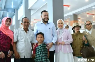 Wali Kota Padang Fadly Amran dan ketua TP-PKK Kota Padang Dian Puspita Fadly Amran Bersama Salah Seorang Anak yang Mengikuti Kegiatan Sunat Gratis, Sabtu(*)