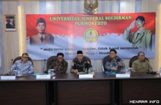 Sekretaris Jenderal Kementerian Ketenagakerjaan, Cris Kuntadi foto bersama usai menghadiri Sosialisasi Program Kemnaker di Unsoed, Purwokerto, Jumat (18/9/2026). (humas)