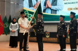 Wakil Gubernur Sumatera Barat, Vasko Ruseimy serahkan pataka pada Kepala Biro Kesejahteraan Rakyat (Kesra) Setdaprov Sumbar, Edi Dharma Syafni saat melepas 53 orang kafilah Sumbar di arena MTQ Nasional XXXI di Semarang, Jawa Tengah, Kamis. (humas)
