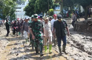 Pangdam XX/Tuanku Imam Bonjol Mayjen TNI Arief Gajah Mada Meninjau Lokasi Galodo di Kabupaten Solok (*)
