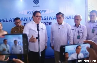 Menteri Koordinator Bidang Perekonomian Airlangga Hartarto didampingi sejumlah menteri terkait, usai kick-off pelatihan di Balai Besar Pelatihan Vokasi dan Produktivitas (BBPVP) Serang, Banten, Selasa (1/9/2026). (humas)