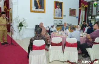Gubernur Sumbar, Mahyeldi berikan sambut kunjungan silaturahmi tim muhibah akademisi Malaysia keturunan Minangkabau yang tergabung dalam Minang Diaspora Network Global di Istana Gubernuran, Senin. (humas)