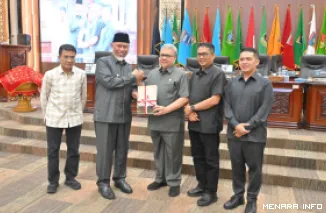 Gubernur Sumbar, Mahyeldi serahkan nota pengantar Perubahan APBD Sumbar Tahun 2026 pada Ketua DPRD, Muhidi pada rapat paripurna, Jumat. (humas)