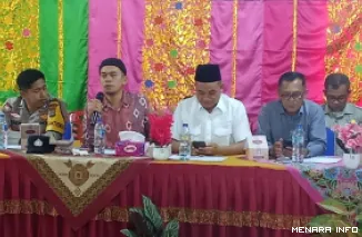 Plh Ketua Baznas Sijunjung, Lindo Karsyah paparkan gagasan hybrid legitimacy dalam pengelolaan dana ZIS di tingkat kaum dalam sebuah nagari (desa) pada Musrenbang Nagari Kumanis, Kecamatan Sumpur Kudus, Senin. (humas)