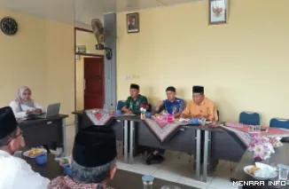 Plh Ketua Baznas Kabupaten Sijunjung, Lindo Karsyah berdiskusi dengan 12 Malin se-Nagari Durian Gadang yang berlangsung di Nagari Durian Gadang, Kecamatan Sijunjung, Rabu. (humas)