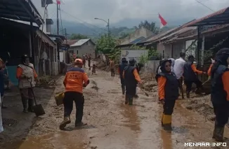Tim BPBD Padang Membantu Melakukan Penanganan Bencana Banjir Bandang yang Terjadi di Kabupaten Solok (*)