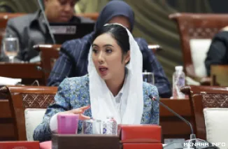 Anggota Komisi I DPR RI, Cindy Monica pada Rapat Kerja dengan Kemenkomdigi di Kompleks Parlemen Senayan, Jakarta (16/9). (humas)