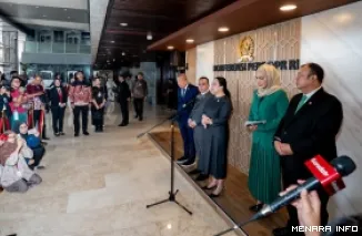 Ketua DPR RI, Puan Maharani didampingi wakil ketua, memberikan keterangan pers pada awak media usai Rapat Paripurna DPR di Gedung Nusantara II, Kompleks Parlemen, Senayan, Jakarta, Selasa. (humas)
