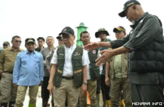 Menko PMK, Pratikno terima penjelasan tentang dampak galodo di kawasan Aro Suka saat meninjau lokasi terdampak banjir bandang (galodo) di Kabupaten Solok, Kamis (24/9/2026). (humas)