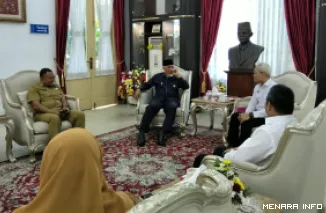 Gubernur Sumbar, Mahyeldi bersama Deputi Deradikalisasi BNPT sekaligus Direktur Idensos Densus 88 AT, Irjen Pol Arif Makhfudiharto dan Direktur Yayasan Prasasti Perdamaian (YPP), Khariroh Maknunah di Istana Gubernuran, Senin. (humas)