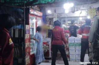 Satpol PP Padang Melakukan Pengawasan dan Penertiban Terhadap Salah Satu Warung yang Menjual Minol Tanpa Izin, Minggu (27/9/2026) Malam.