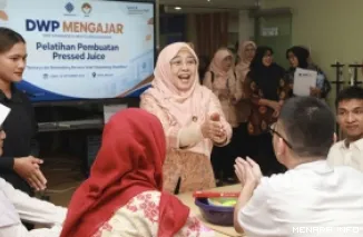 Ketua Pembina DWP Kemnaker, Sumarni Yassierli membuka keterampilan membuat jus sehat bagi penyandang disabilitas, dalam kegiatan Talent Hub Inklusif di Balai Perluasan Kesempatan Kerja (BPKK) Bekasi, Jumat (18/9/2026). (humas)