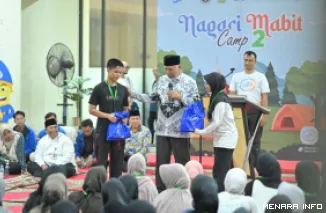 Gubernur Sumatera Barat, Mahyeldi dialog dengan dua orang peserta Nagari Mabit Chapter 2 bertajuk "Muda Berwakaf dan Spirit Haji Muda" di Aula Masjid Raya Syekh Ahmad Khatib Al-Minangkabawi, Jumat (4/9/2026) malam. (humas)